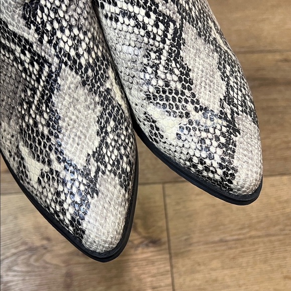 Blondo Eliza Snake Print Booties Size 8.5M - Picture 7 of 9